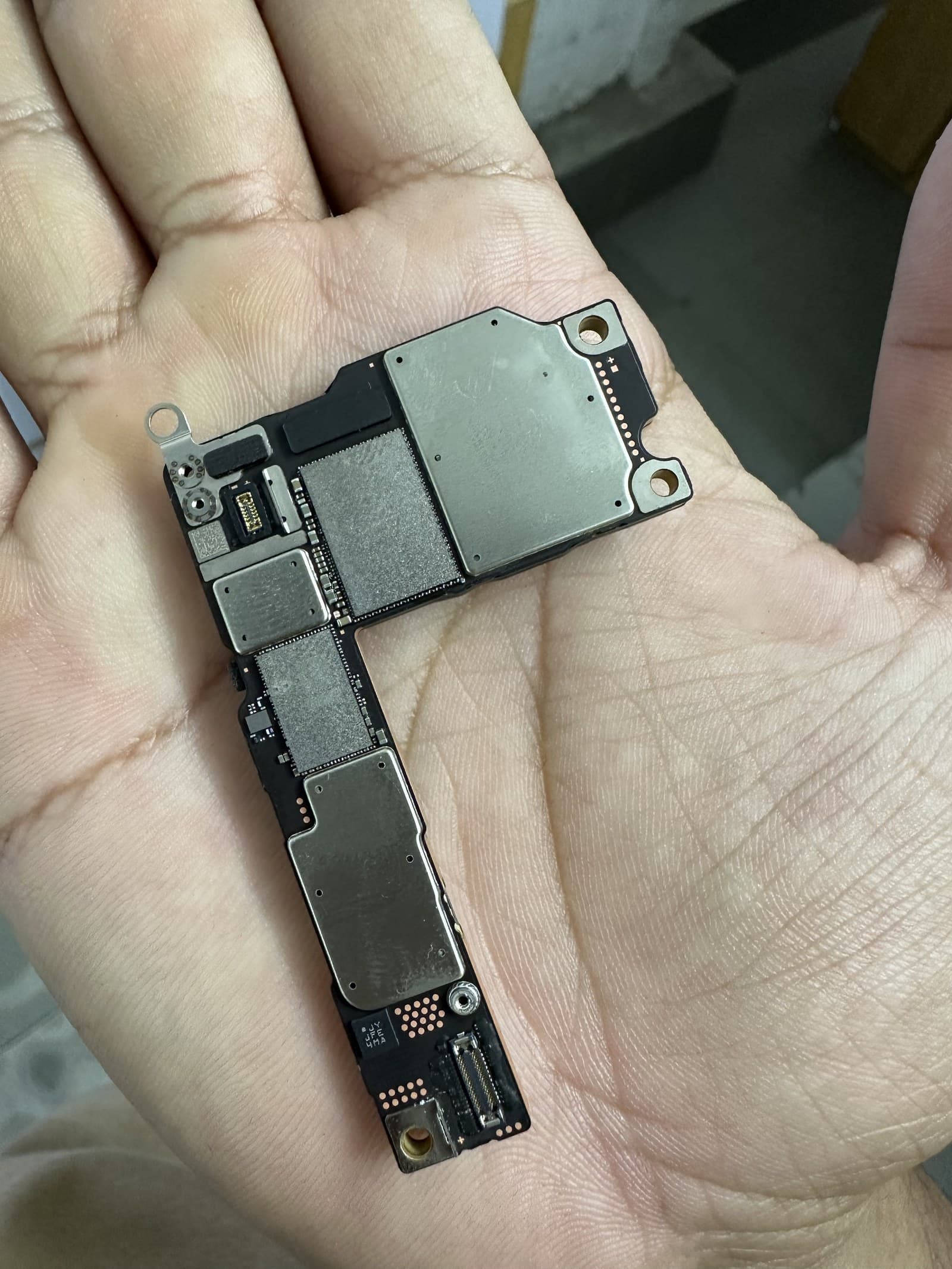 Iphone 16 pcb
